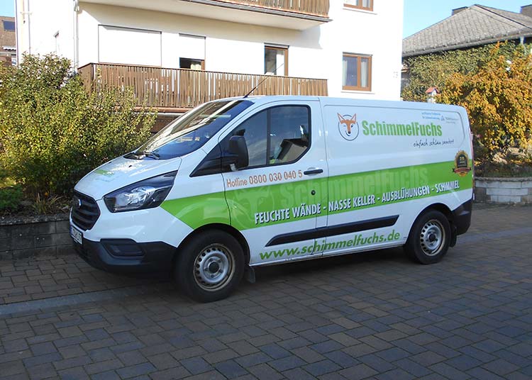 SchimmelFuchs-Firmenwagen mit der Aufschrift „Feuchte Wände – nasse Keller – Ausblühungen – Schimmel“
