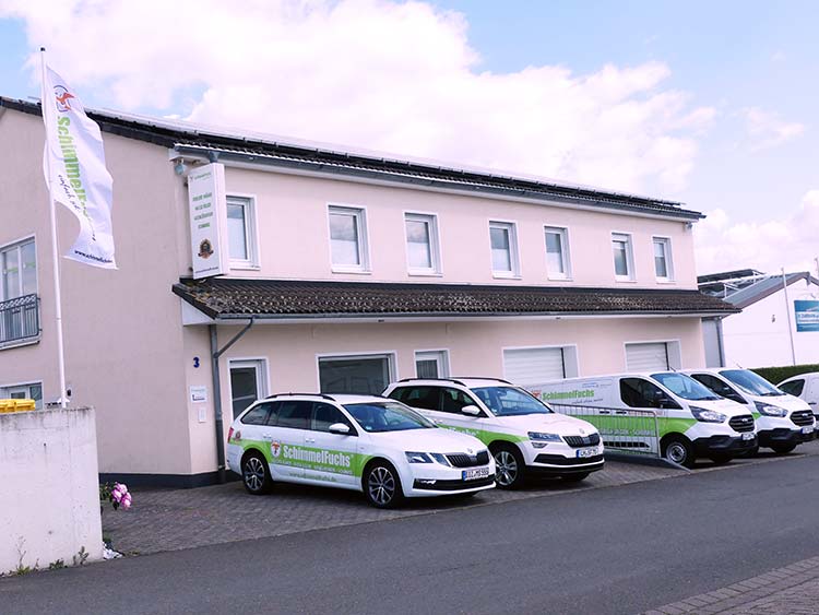 Firmenzentrale der SchimmelFuchs Abdichtungstechnik in Gückingen mit Firmenfahrzeugen